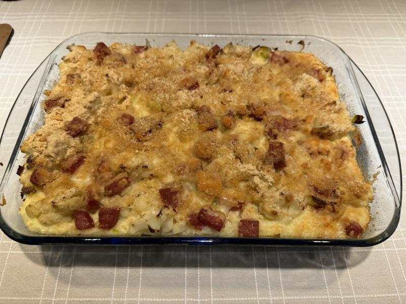 Bloemkoolschotel met prei en salami